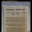 Deska u sochy Freddiho Mercuryho