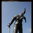 Socha Freddiho Mercuryho na n�b�e�� m�ste�ka Montreaux, kde �il do sv� smrti v roce 1991